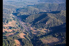 Vue du village dans la vallée de Steinbach vu de l'est à Obersteinbach dans le département Bas Rhin, France