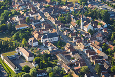 Mairie - école primaire, église Saint-Pierre-Saint-Paul et église protestante de Soultz-sous-Forêts à Soultz-sous-Forêts dans le département Bas Rhin, France