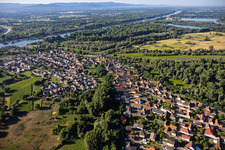 Vue du village depuis le nord-ouest, à l'embouchure de la Sauer dans le Rhin. à Munchhausen dans le département Bas Rhin, France