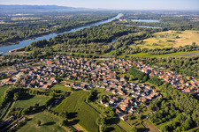 Vue du village depuis le nord-ouest, à l'embouchure de la Sauer dans le Rhin. à Munchhausen dans le département Bas Rhin, France