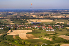 Parapentes survolant la ville depuis le nord-est à Seebach dans le département Bas Rhin, France