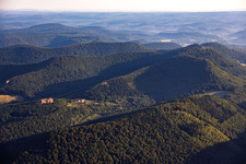 Wasgau depuis le sud Vue du château de Fleckenstein et des ruines des trois châteaux de Krappenfels, Löwenstein et Hoheburg au sud à Lembach dans le département Bas Rhin, France