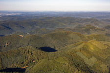 Vue sur les Vosges du Nord le matin à Dambach dans le département Bas Rhin, France
