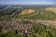Vue du village au nord, au confluent de la Sauer et du Rhin à Munchhausen dans le département Bas Rhin, France