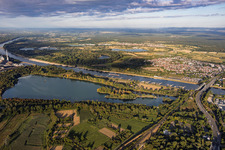Niveau d'eau bas sur le Rhin entre les ponts et la centrale hydroélectrique au-delà du lac de Knielinger à le quartier Knielingen in Karlsruhe dans le département Bade-Wurtemberg, Allemagne
