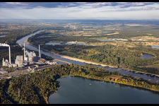 Niveau d'eau bas sur le Rhin entre la centrale thermique de Rheinhafen Karlsruhe et le lac de Knielinger à le quartier Knielingen in Karlsruhe dans le département Bade-Wurtemberg, Allemagne