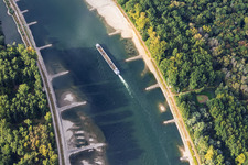 Cargo vide à marée basse sur le Rhin entre Hördter Rheinaue et Dettenheim à Hördt dans le département Rhénanie-Palatinat, Allemagne