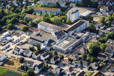 Chantier du nouveau bâtiment abritant le service des urgences, l'unité de soins intensifs et les services de diagnostic d'Asklepios Südpfalzkliniken GmbH. Maîtrise d'œuvre BPM Bau- und Projektmanagement Hart GmbH. Architecture, urbanisme et supervision du chantier: alsh sander hofrichter architekten GmbH, cabinet d'architecture et d'urbanisme. Bureau d'études Noll GmbH, Planification CVC (Chauffage, Ventilation, Plomberie, Gaz médicaux, Automatisation du bâtiment), Planification CVC (Systèmes haute et basse tension, Convoyeurs): DE-Plan GmbH & Co. KG, Ingénierie structurelle: ZPP Ingenieure AG, Architecture paysagère: hofmann_röttgen Landschaftsarchitekten BDLA, Protection incendie: Rieser-Wessel Brandschutzsachverständige & Ingenieure PartG mbB, et Physique du bâtiment / Isolation phonique et acoustique: Bureau d'études Seidel à Kandel dans le département Rhénanie-Palatinat, Allemagne