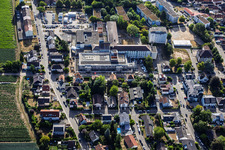 Chantier du nouveau bâtiment abritant le service des urgences, l'unité de soins intensifs et les services de diagnostic d'Asklepios Südpfalzkliniken GmbH. Maîtrise d'œuvre BPM Bau- und Projektmanagement Hart GmbH. Architecture, urbanisme et supervision du chantier: alsh sander hofrichter architekten GmbH, cabinet d'architecture et d'urbanisme. Bureau d'études Noll GmbH, Planification CVC (Chauffage, Ventilation, Plomberie, Gaz médicaux, Automatisation du bâtiment), Planification CVC (Systèmes haute et basse tension, Convoyeurs): DE-Plan GmbH & Co. KG, Ingénierie structurelle: ZPP Ingenieure AG, Architecture paysagère: hofmann_röttgen Landschaftsarchitekten BDLA, Protection incendie: Rieser-Wessel Brandschutzsachverständige & Ingenieure PartG mbB, et Physique du bâtiment / Isolation phonique et acoustique: Bureau d'études Seidel à Kandel dans le département Rhénanie-Palatinat, Allemagne