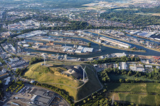 Ports du Rhin Karlsruhe au-delà de la décharge ouest (Energieberg) avec 2 éoliennes à le quartier Knielingen in Karlsruhe dans le département Bade-Wurtemberg, Allemagne