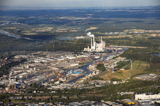 Ports du Rhin Karlsruhe et décharge ouest (Energy Hill) avec 2 éoliennes devant la centrale thermique Karlsruhe vus de l'est à le quartier Mühlburg in Karlsruhe dans le département Bade-Wurtemberg, Allemagne