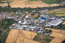 Périphérique d'activités à l'est avec Hans Höffele Industriewatte GmbH et un court de tennis Hochstetten à le quartier Hochstetten in Linkenheim-Hochstetten dans le département Bade-Wurtemberg, Allemagne