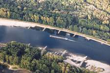 Cargo vide à marée basse sur le Rhin entre Hördter Rheinaue et Dettenheim à Hördt dans le département Rhénanie-Palatinat, Allemagne