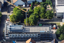 Chantier de construction du nouveau bâtiment de la cafétéria de l'école primaire Ludwig-Riedinger, commandé par la commune de Kandel. Architectes : zwo/elf PartmbB. Travaux de terrassement : Gaudier Erd- und Rückbau GmbH. Travaux de fenêtres : Trumpf Metallbau GmbH. Architecture paysagère : Bauer.Landschaftsarchitekten. Travaux de construction : Bender+Urich GmbH & Co.KG. Ingénierie structurelle : Ingenieurbüro Sikora. Travaux de façade : AS-Fassaden GmbH. Construction du gros œuvre : Wünschel BAU GmbH. Travaux électriques : Wieland & Schultz GmbH. Ministère de l'Éducation, des Sciences, de la Formation continue et de la Culture de Rhénanie-Palatinat à Kandel dans le département Rhénanie-Palatinat, Allemagne