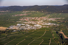 Vue de la ville au-delà de l'A65 depuis le nord-est le matin à Edenkoben dans le département Rhénanie-Palatinat, Allemagne