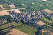 Vue du village depuis le nord-est à Großfischlingen dans le département Rhénanie-Palatinat, Allemagne
