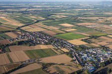 Vue du village depuis le nord-est à le quartier Mörlheim in Landau in der Pfalz dans le département Rhénanie-Palatinat, Allemagne