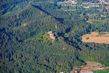 Massif du château d'Altdahn vu du nord-est avec les ruines des châteaux de Grafendahn et de Tanstein à Dahn dans le département Rhénanie-Palatinat, Allemagne