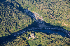 Ruines du château de Neudahn surplombant l'étang du Neudahn, échafaudées pour rénovation à Dahn dans le département Rhénanie-Palatinat, Allemagne