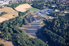 Terres agricoles, système photovoltaïque au centre de recyclage Pirmasens à Pirmasens dans le département Rhénanie-Palatinat, Allemagne