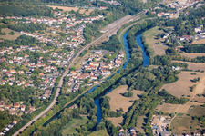 Village sur la Sarre et le canal de la Sarre, vu du sud-est à Rémelfing dans le département Moselle, France