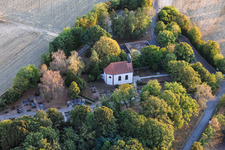 Cimetière avec la chapelle Notre-Dame-des-Douleurs à le quartier Medelsheim in Gersheim dans le département Sarre, Allemagne