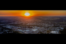 Coucher de soleil sur la zone industrielle à le quartier Zone Industrielle du Grand Bois Fayencerie in Saargemünd dans le département Moselle, France