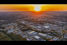 Coucher de soleil sur la zone industrielle à le quartier Zone Industrielle du Grand Bois Fayencerie in Saargemünd dans le département Moselle, France