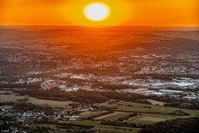 Coucher de soleil sur Saargemünd à le quartier Zone Industrielle du Grand Bois Fayencerie in Saargemünd dans le département Moselle, France