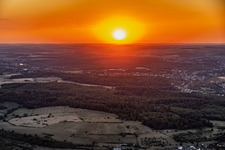 Coucher de soleil sur Saargemünd à le quartier Zone Industrielle du Grand Bois Fayencerie in Saargemünd dans le département Moselle, France