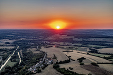 Coucher de soleil sur la Sarre et le canal de la Sarre à Zetting dans le département Moselle, France