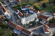 Église au centre du village à Rimling dans le département Moselle, France
