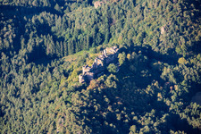 Massif du château d'Altdahn vu du nord avec les ruines des châteaux de Grafendahn et de Tanstein à Dahn dans le département Rhénanie-Palatinat, Allemagne