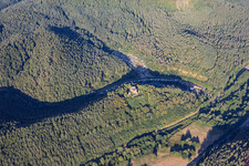 Ruines du château de Neudahn surplombant l'étang du Neudahn à Dahn dans le département Rhénanie-Palatinat, Allemagne