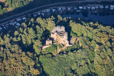 Ruines du château de Neudahn surplombant l'étang du Neudahn, échafaudées pour rénovation à Dahn dans le département Rhénanie-Palatinat, Allemagne