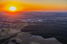 Coucher de soleil sur la zone industrielle à le quartier Zone Industrielle du Grand Bois Fayencerie in Saargemünd dans le département Moselle, France