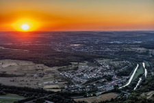 Coucher de soleil sur la Sarre et le canal de la Sarre à Zetting dans le département Moselle, France