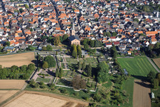 Cimetière Schaafheim avec chapelle du cimetière Schaafheim à Schaafheim dans le département Hesse, Allemagne