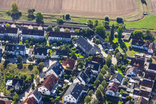 Maisons mitoyennes de la Ginstraße, près de la voie ferrée à Babenhausen dans le département Hesse, Allemagne