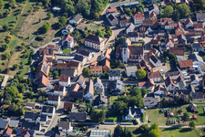 Hofgasse avec l'église Johanniter à le quartier Mosbach in Schaafheim dans le département Hesse, Allemagne