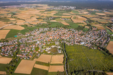 Vue du village avec la pépinière sur St.-Luzia-Weg vu du sud-est à le quartier Pflaumheim in Großostheim dans le département Bavière, Allemagne