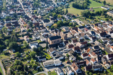 Ernst-Ludwig-Straße avec l'église protestante Sickenhofen à le quartier Sickenhofen in Babenhausen dans le département Hesse, Allemagne