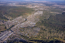 Vue de la ville depuis le sud-est à le quartier Bad Rotenfels in Gaggenau dans le département Bade-Wurtemberg, Allemagne