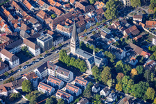 Pforzheimer Straße avec l'église Herz Jesu à Ettlingen dans le département Bade-Wurtemberg, Allemagne