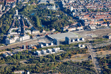 Gare centrale Karlsruhe entre la B10/Südtangente et Stadtgarten, vue du sud à le quartier Südweststadt in Karlsruhe dans le département Bade-Wurtemberg, Allemagne