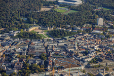 Cercle, château et place du château à le quartier Innenstadt-Ost in Karlsruhe dans le département Bade-Wurtemberg, Allemagne