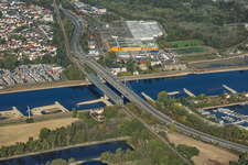 Maxau Ponts sur le Rhin pour la B10 et le train régional à marée basse à le quartier Knielingen in Karlsruhe dans le département Bade-Wurtemberg, Allemagne