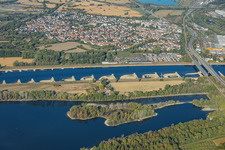 Rhin vu de l'est à marée basse à le quartier Knielingen in Karlsruhe dans le département Bade-Wurtemberg, Allemagne