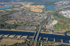 Maxau Ponts sur le Rhin pour la B10 et le train régional à marée basse à le quartier Knielingen in Karlsruhe dans le département Bade-Wurtemberg, Allemagne