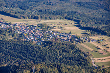 Vue du village et de la tour Mahlberg depuis le sud à le quartier Freiolsheim in Gaggenau dans le département Bade-Wurtemberg, Allemagne